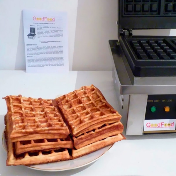 Вафельниця GoodFood WB1S
